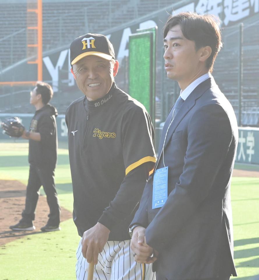 　試合前、談笑する岡田監督（左）と和田（撮影・高部洋祐）