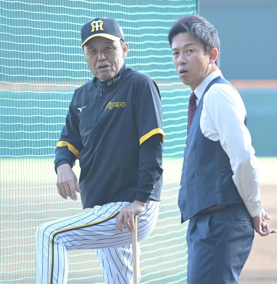 　試合前、赤星憲広氏（右）と話す岡田監督（撮影・高部洋祐）