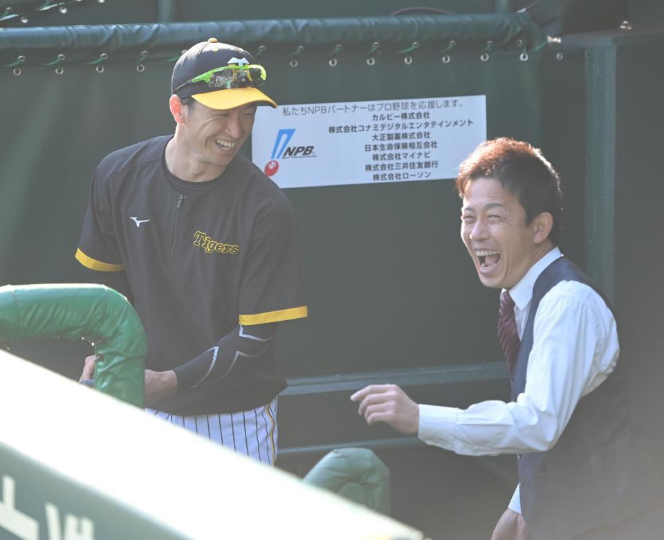 　試合前、赤星憲広氏（右）と談笑する近本（撮影・高部洋祐）
