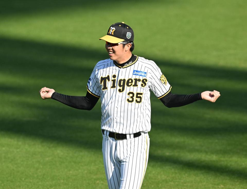 　調整する才木（撮影・金田祐二）