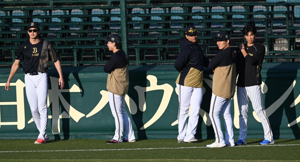　交流するＷＢＣメンバーの（左から）山﨑颯、宮城、宇田川、山本、湯浅（撮影・金田祐二）