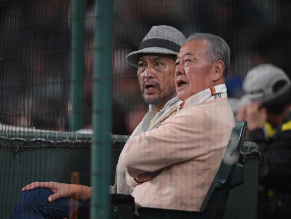 　福本豊氏（手前）と観戦する渡辺謙（撮影・中田匡峻）