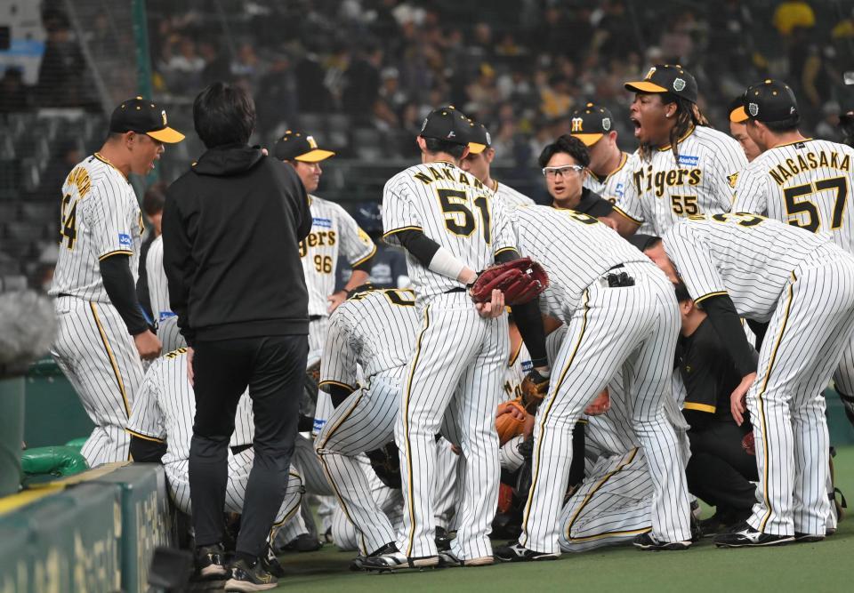 　試合前、円陣を組む阪神ナイン（撮影・高部洋祐）