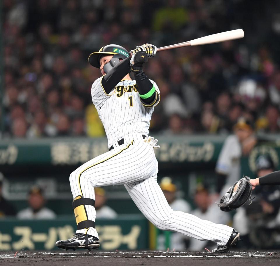 　１回、先制適時二塁打を放つ森下（撮影・中田匡峻）