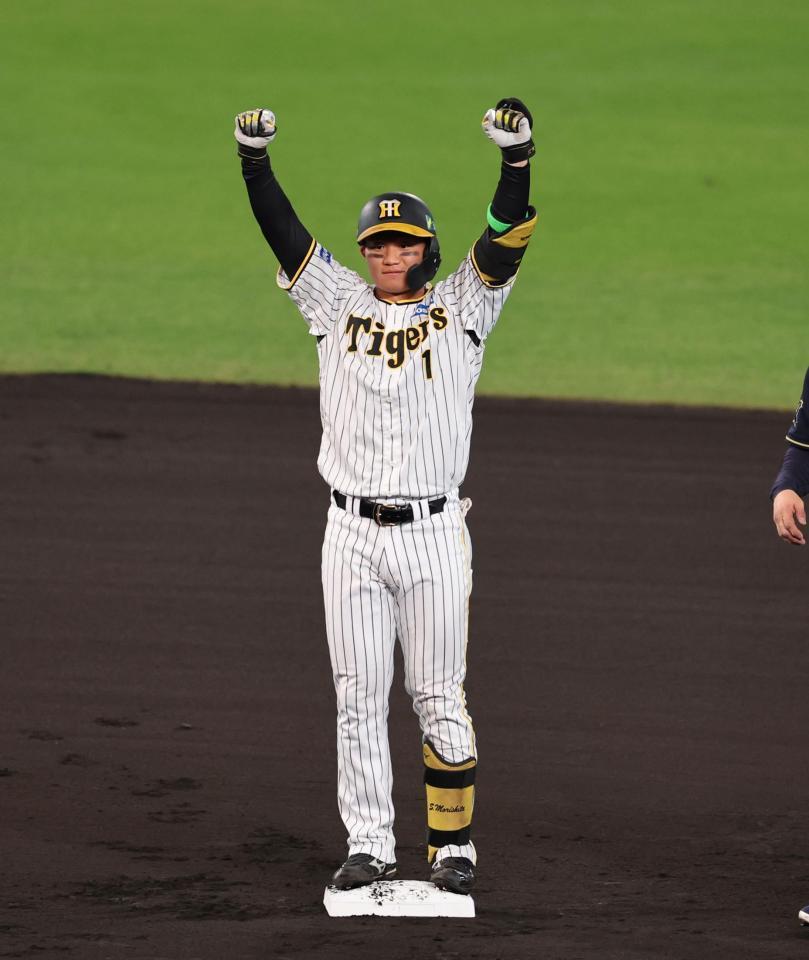 　１回、森下は左中間に先制適時二塁打を放ち二塁ベース上で両手を突き上げ喜ぶ（撮影・山口登）