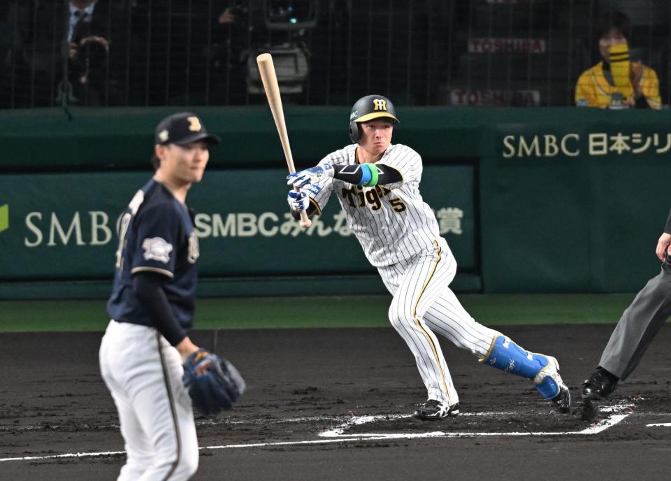 　１回、左前打を放つ近本（撮影・金田祐二）