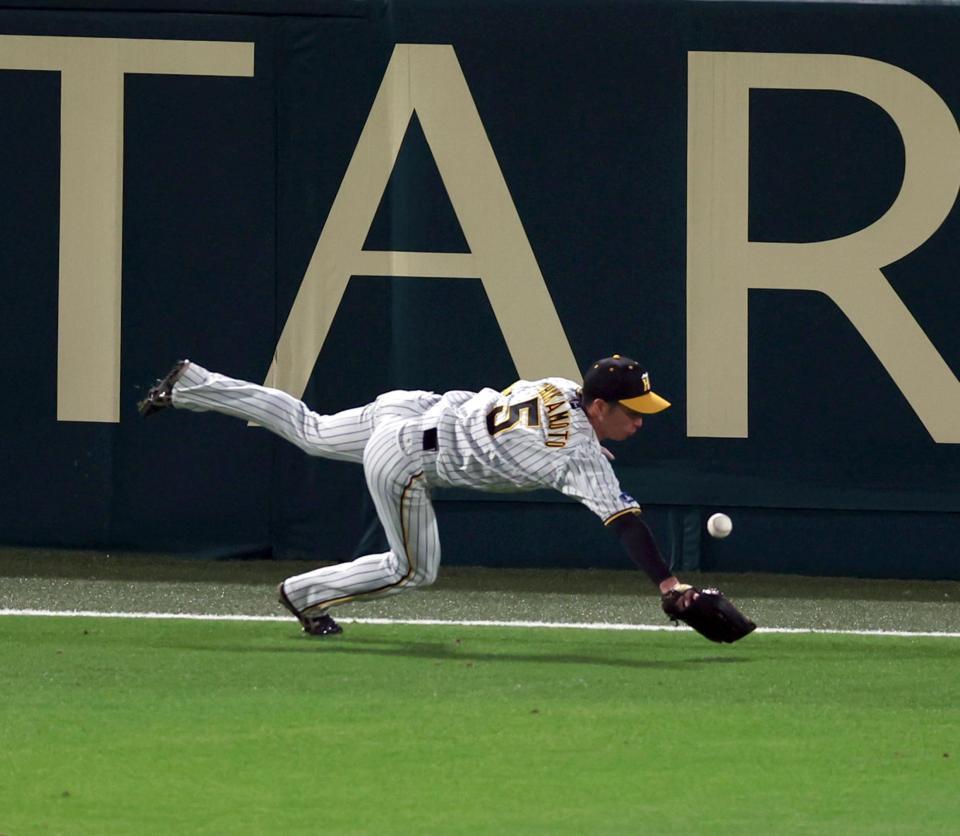 　２回、頓宮のフェンス直撃の打球処理を誤る近本（撮影・山口登）