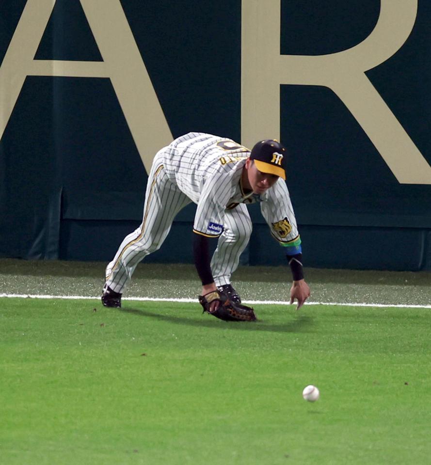 　２回、頓宮のフェンス直撃の打球処理を誤る近本（撮影・山口登）