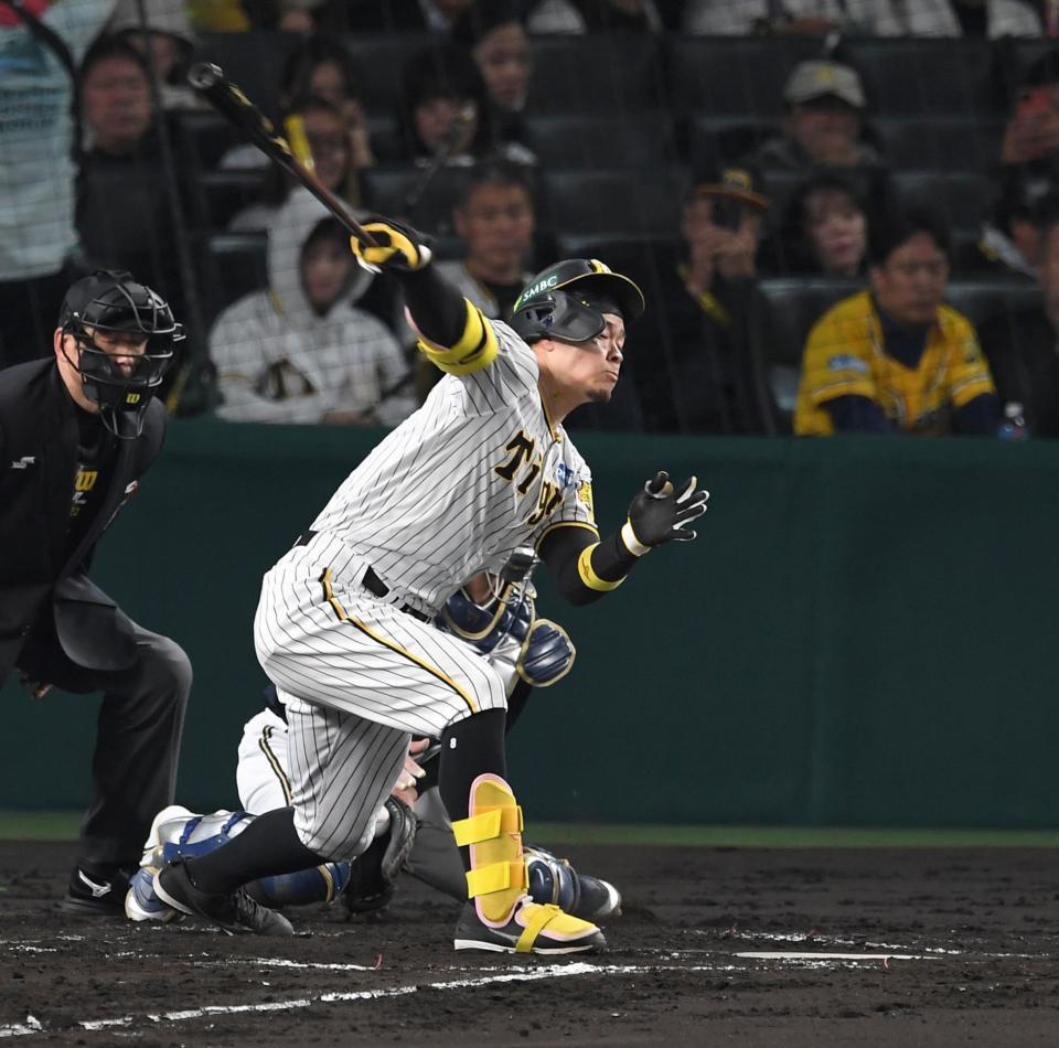 　２回、空振り三振に倒れる佐藤輝（撮影・北村雅宏）