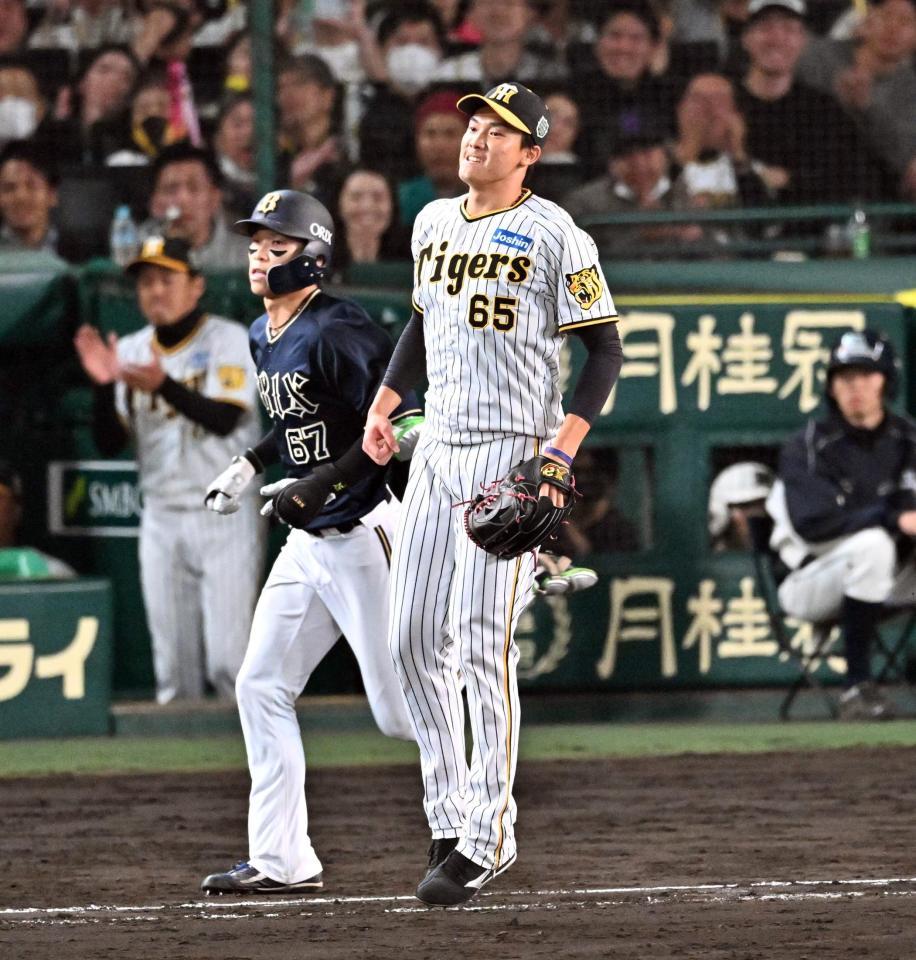 　８回、中川圭（左）を二飛に打ち取った湯浅