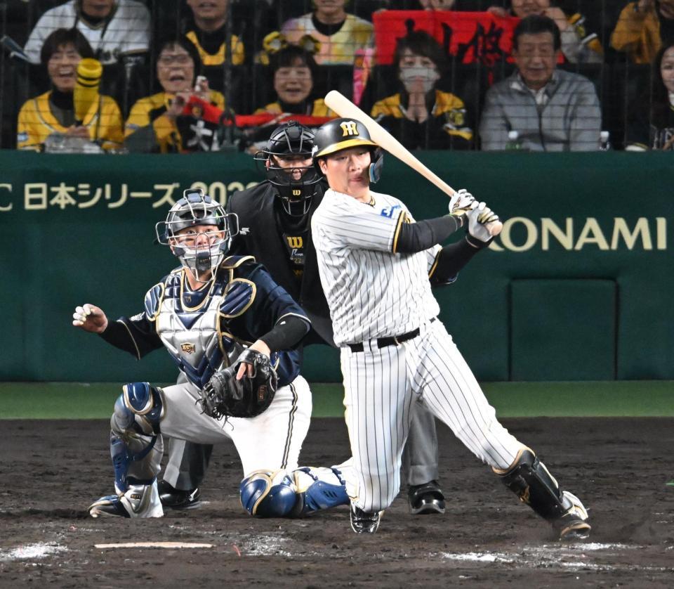 　９回、サヨナラ打を放つ大山（撮影・金田祐二）