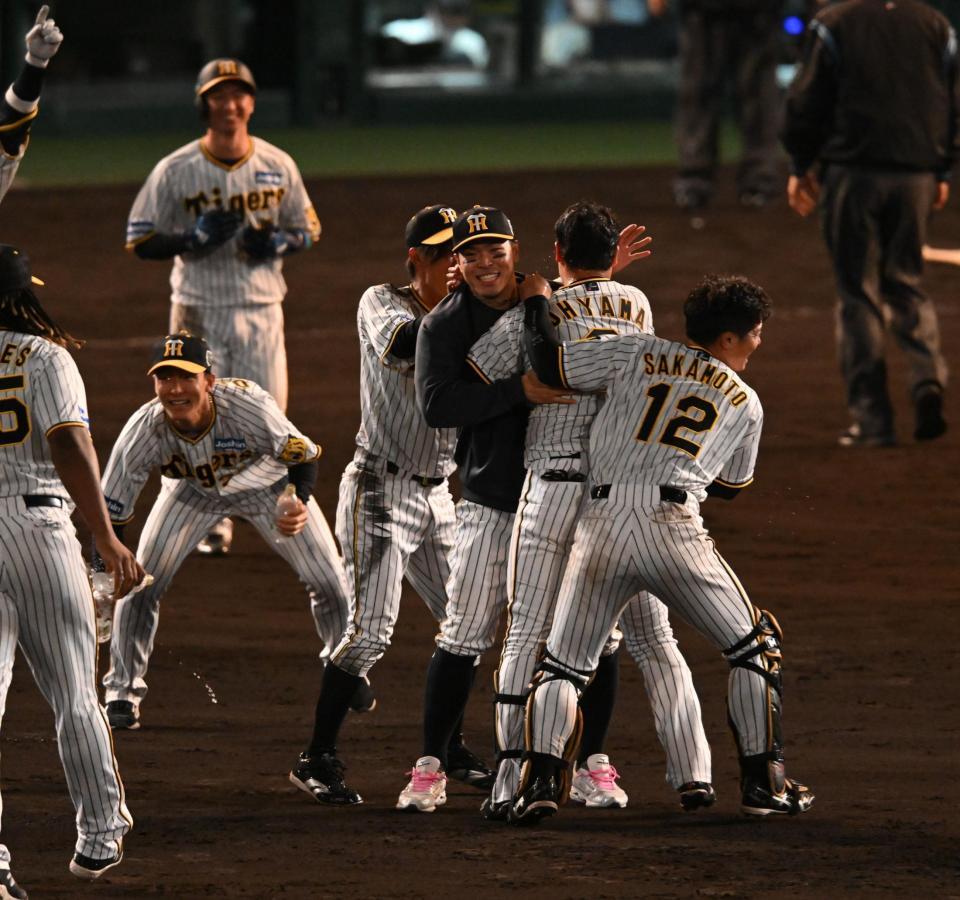 　サヨナラ打を放った大山に抱きつく佐藤輝（撮影・金田祐二）