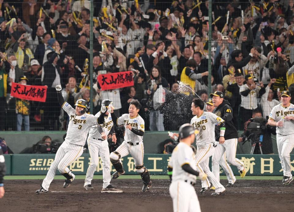 　９回、サヨナラ打を放ちガッツポーズする大山（３）＝撮影・立川洋一郎