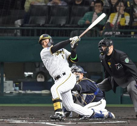 　１回、左中間へ先制の適時二塁打を放つ森下（撮影・立川洋一郎）