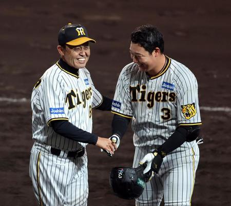 　サヨナラ打を放った大山と笑顔で握手する岡田監督（撮影・山口登）