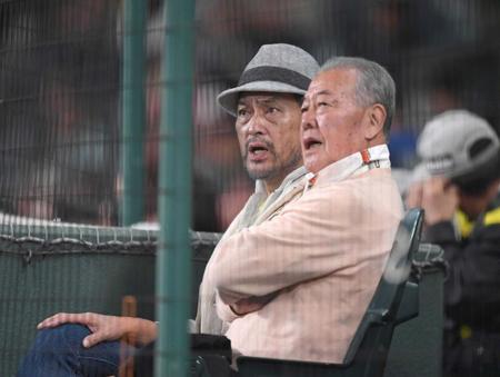　福本豊氏（手前）と観戦する渡辺謙＝撮影・中田匡峻