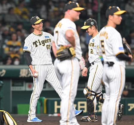 試合前のシートノックを手伝う湯浅（左端）＝撮影・高部洋祐