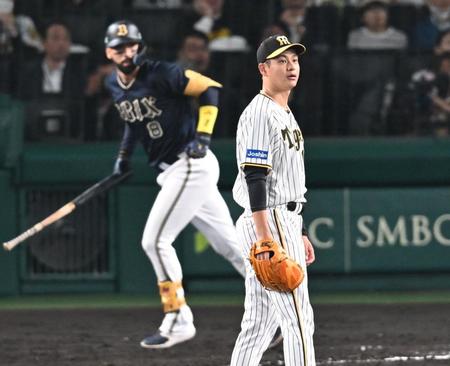 ４回、ゴンザレス（奥）に先制ソロを浴びる大竹（撮影・金田祐二）