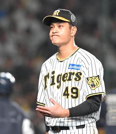 １点を失った４回を投げ終え、悔しそうにベンチに戻る大竹（撮影・高部洋祐）