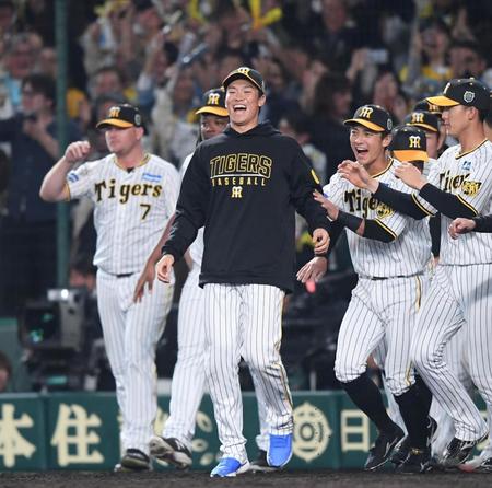 ナインに背中を押されながらグラウンドを出る湯浅（撮影・中田匡峻）