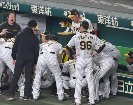 円陣で声出しする原口（奥）＝撮影・飯室逸平