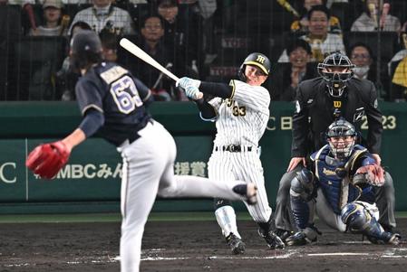 ８回、左前打を放つ糸原（撮影・金田祐二）