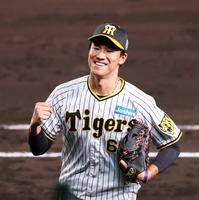 　８回、２死一、三塁で中川圭を打ち取りガッツポーズでベンチに戻る湯浅（撮影・山口登）