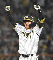 　１回、先制適時二塁打を放ち、ガッツポーズを決める森下