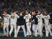 逆転勝利し、ナインを笑顔で迎える岡田監督（中央）＝撮影・中田匡峻