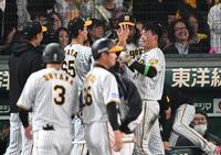 ８回、大山の適時打で生還しナインに迎えられる森下（右端）＝撮影・金田祐二