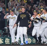 ナインに背中を押されながらグラウンドを出る湯浅（撮影・中田匡峻）