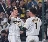 ８回、生還した森下（右）を迎える湯浅（撮影・中田匡峻）