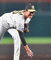 　８回に登板し力投する湯浅（撮影・西岡正）