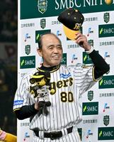 　日本一に王手をかけ声援に応える岡田監督