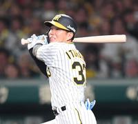 ８回、左前打を放つ糸原（撮影・中田匡峻）