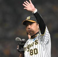 　スタンドの声援に応える岡田監督（撮影・高部洋祐）