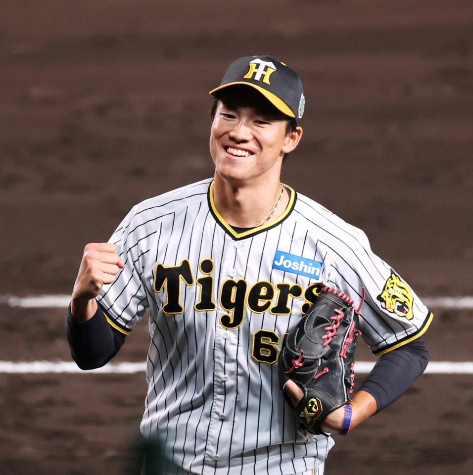 　８回、２死一、三塁で中川圭を打ち取りガッツポーズでベンチに戻る湯浅（撮影・山口登）