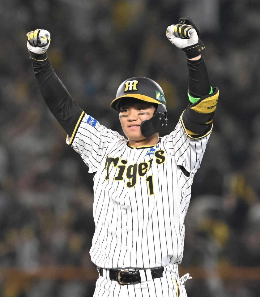 　１回、先制適時二塁打を放ち、ガッツポーズを決める森下