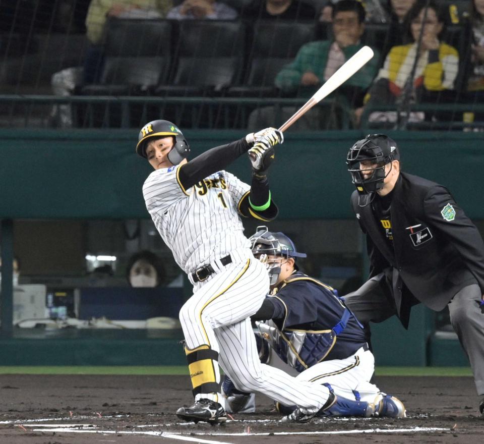 　１回、左中間へ先制の適時二塁打を放つ森下（撮影・立川洋一郎）