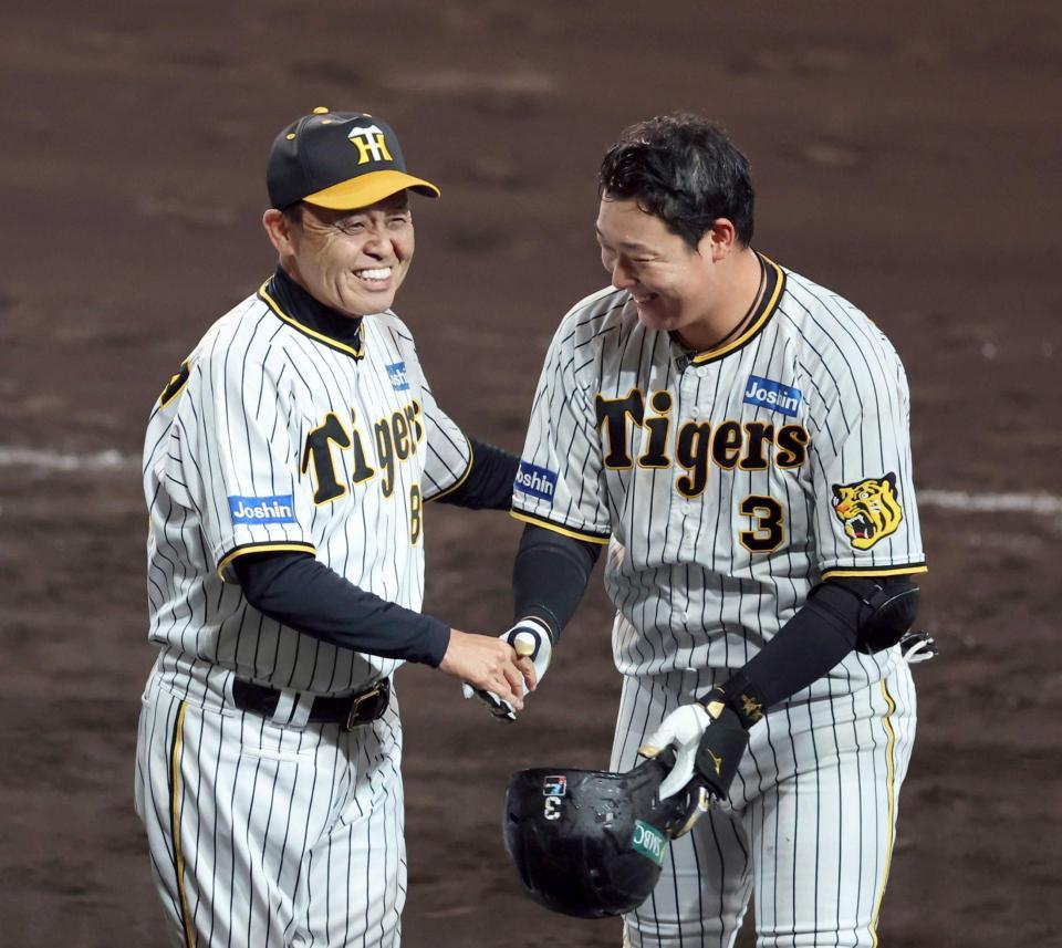 　サヨナラ打を放った大山と笑顔で握手する岡田監督