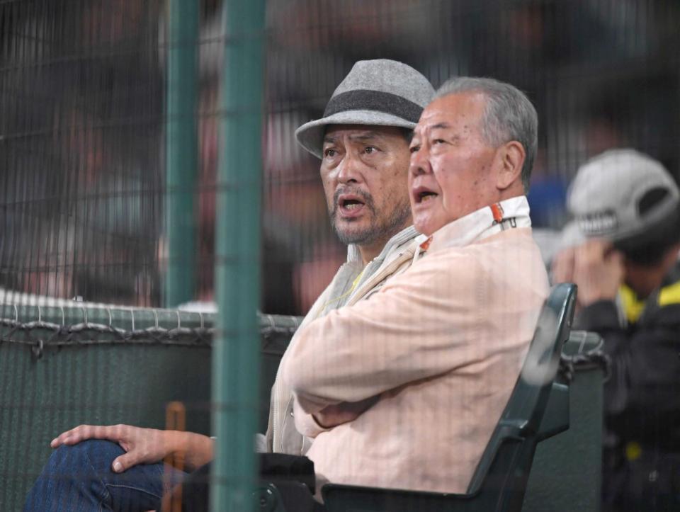　福本豊氏（手前）と観戦する渡辺謙＝撮影・中田匡峻