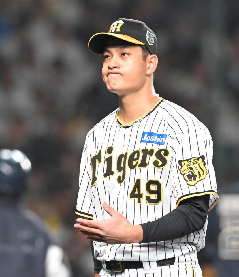 １点を失った４回を投げ終え、悔しそうにベンチに戻る大竹（撮影・高部洋祐）