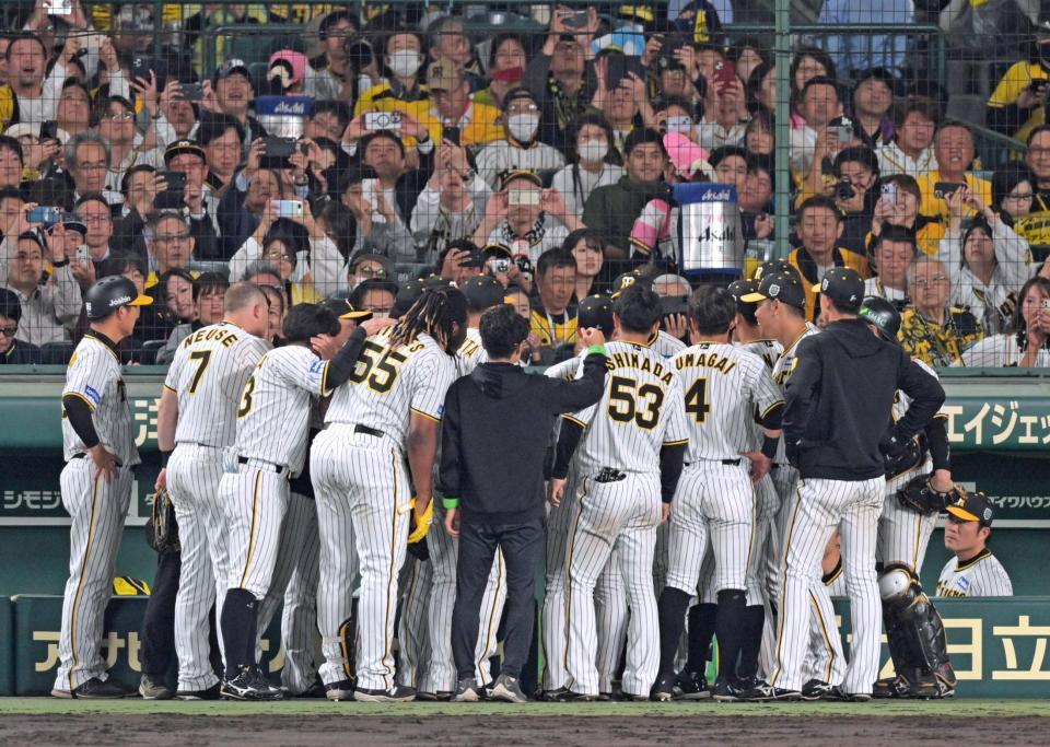 ７回の攻撃前に円陣を組む阪神ナイン（撮影・立川洋一郎）