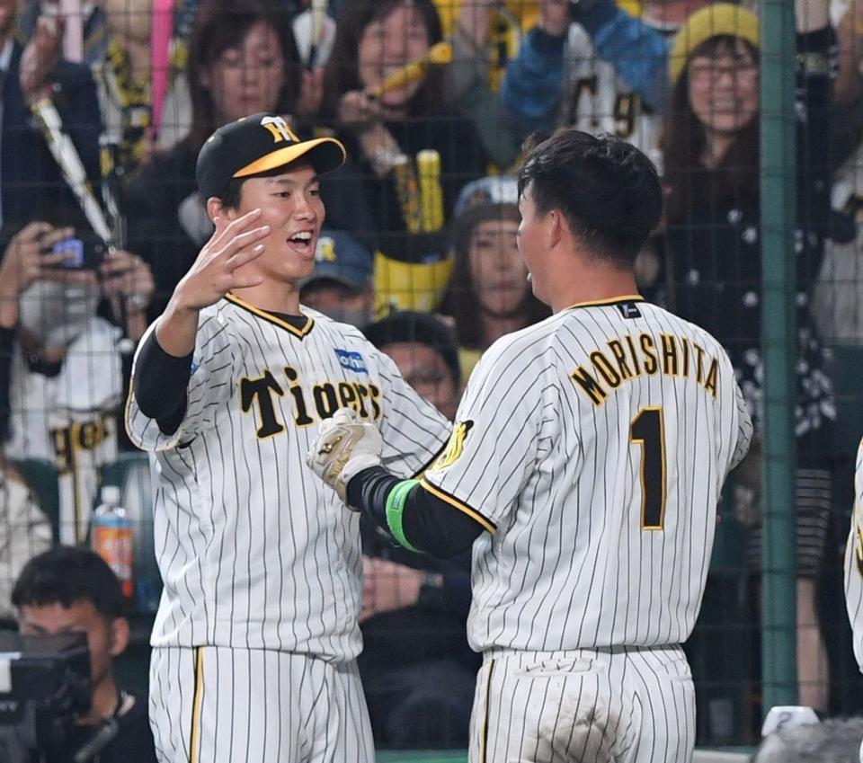 ８回、生還した森下（右）を迎える湯浅（撮影・中田匡峻）