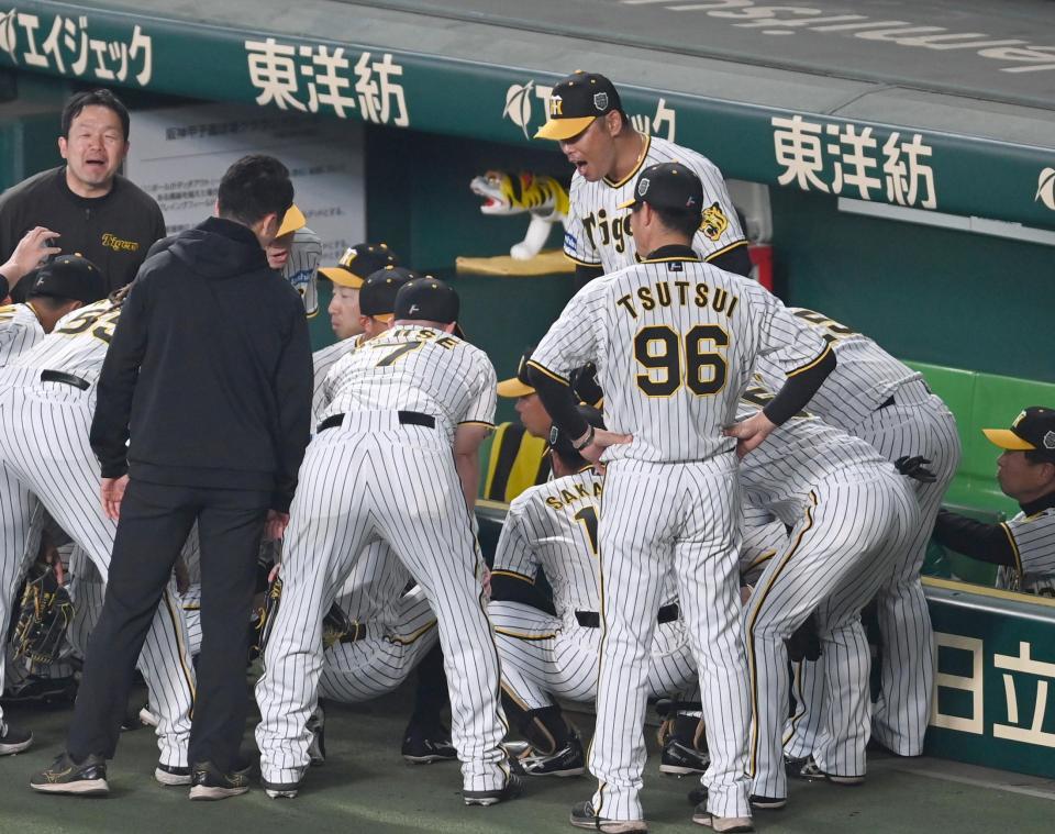 円陣で声出しする原口（奥）＝撮影・飯室逸平