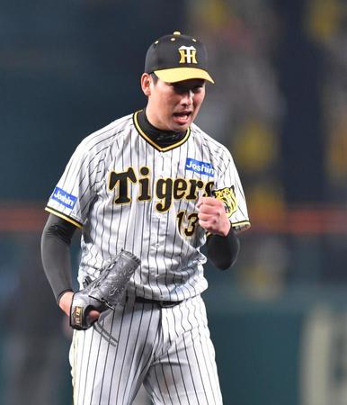 　最後を締めて、ガッツポーズの岩崎（撮影・西岡正）