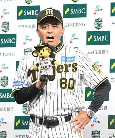 　勝利監督インタビューに答える岡田監督（撮影・高部洋祐）