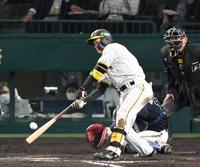 　８回、逆転の２点適時三塁打を放つ森下（撮影・立川洋一郎）