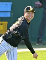 　キャッチボールをして調整する村上