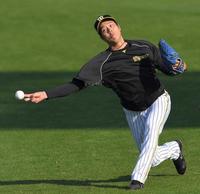 　入念にキャッチボールする青柳